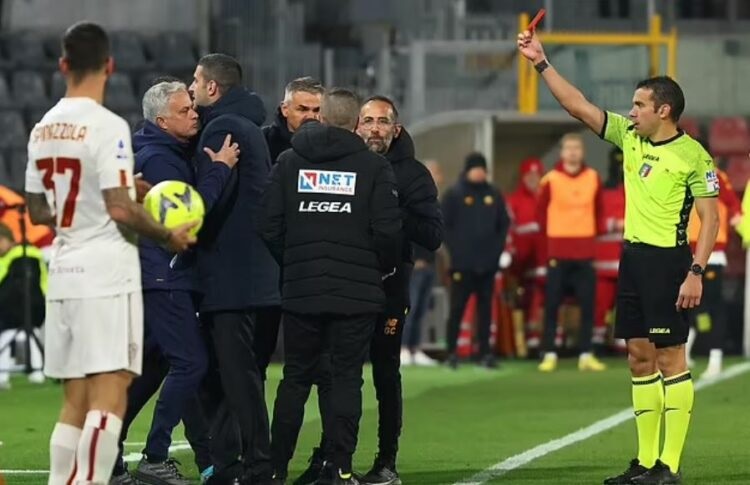 Wasit Marco Piccinini memberikan kartu merah kepada Jose Mourinho saat AS Roma menghadapi Cremonese.